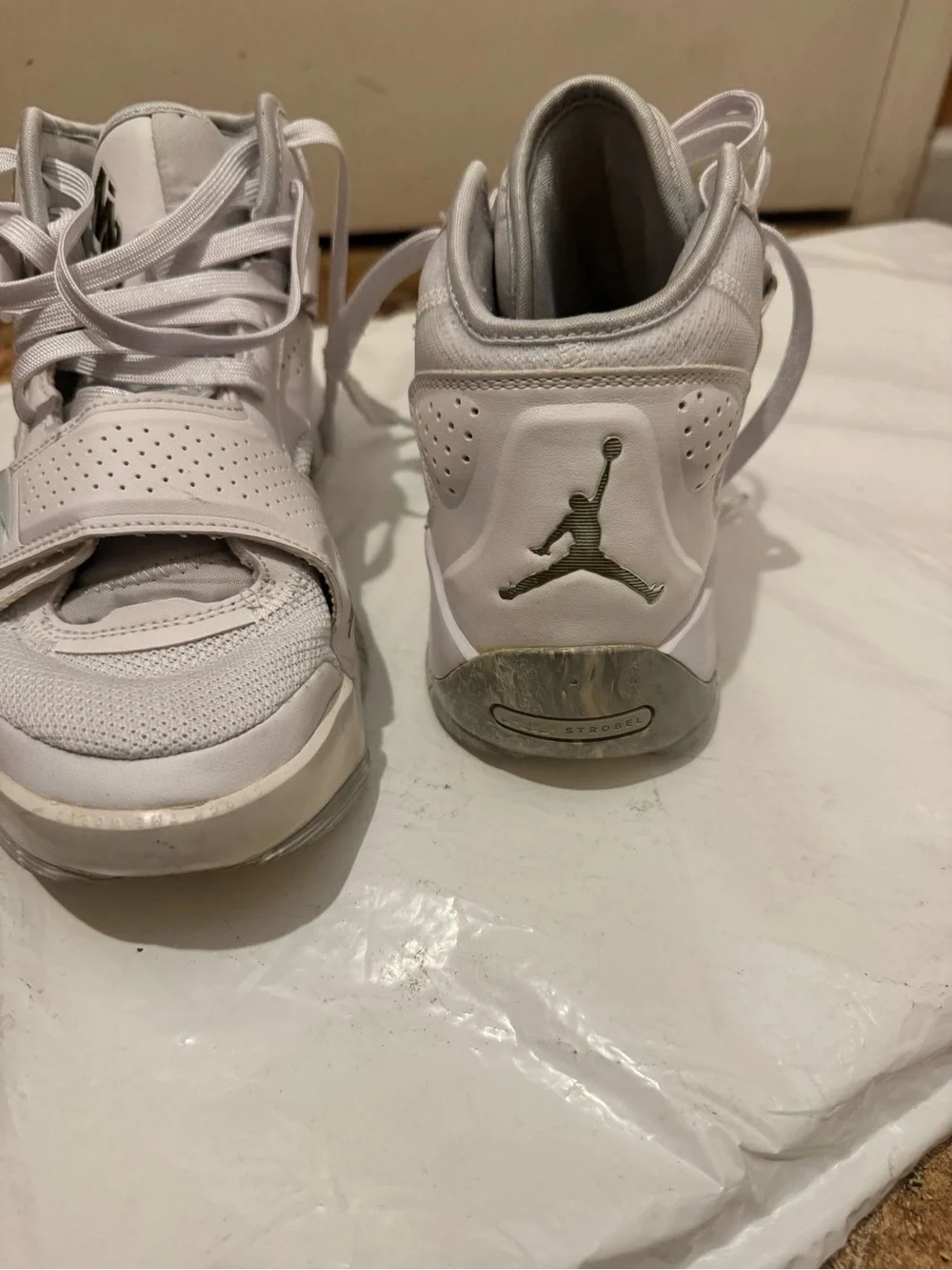 Jordan Zoom Air White High-Top Basketball Shoes. Size 10. Used.